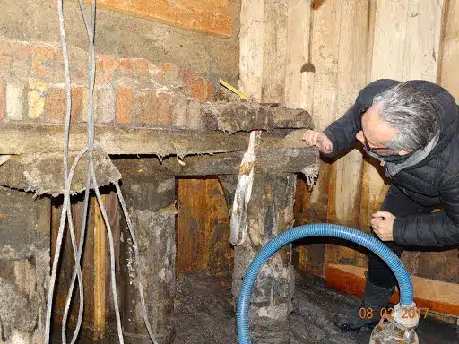 Houten funderingspalen in een open inspectieput