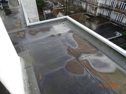 Flat roof with standing water against the upstand
