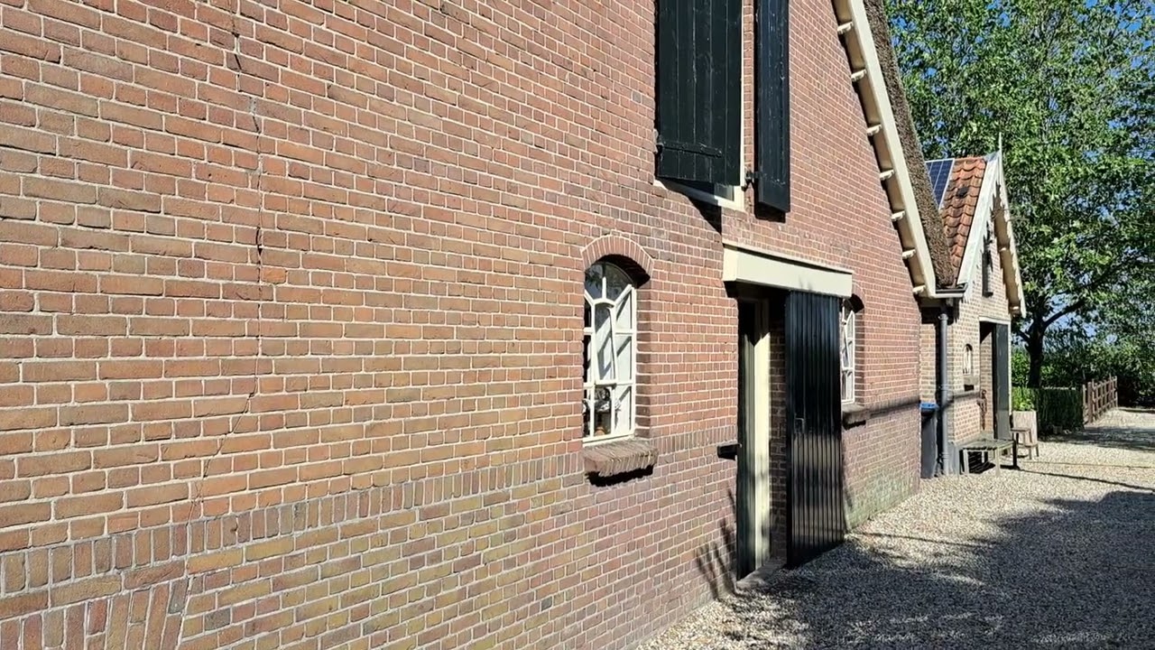 Bakstenen gevel van een oudere woning bij funderingsinspectie