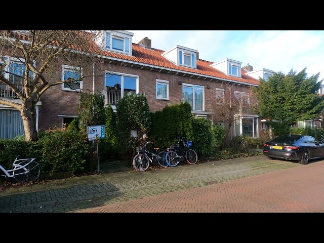 Rij woningen uit de jaren dertig