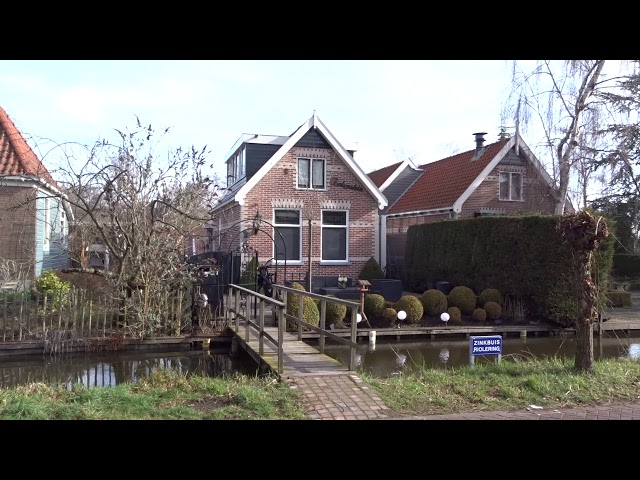 Huizen aan het water in een dorp met slappe veengrond