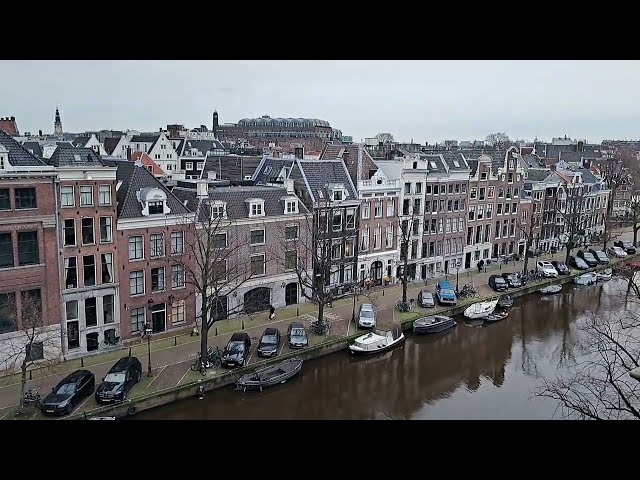 Uitzicht vanaf een plat dak over een Amsterdamse gracht