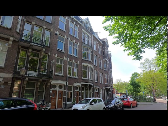 Straat met oude portiekwoningen
