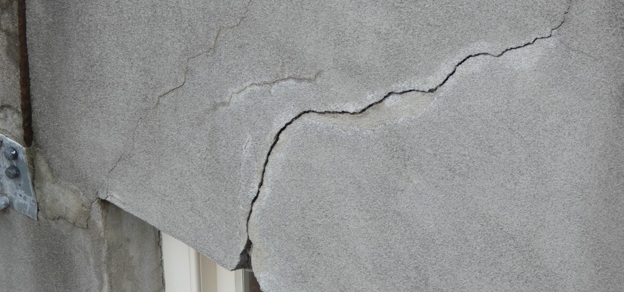 Scheur in een gestukte wand door zetting