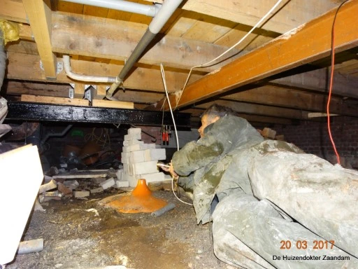 inspectie staalconstructie in de kruipruimte